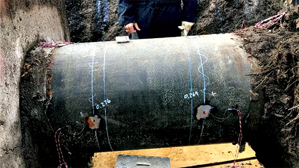 Figure 5: Installation of strain gages on the surface of the pipeline at two locations. 